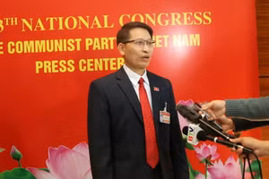 Đại biểu Bùi Huy Thành - Trưởng Ban Tuyên giáo Tỉnh ủy, Đoàn Đại biểu Đảng bộ tỉnh Đắk Nông trả lời báo chí bên lề Đại hội.