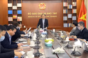 Bộ trưởng Phùng Xuân Nhạ phát biểu tại cuộc họp.