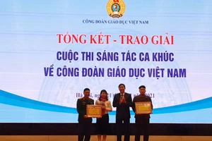 Ông Vũ Minh Đức- Chủ tịch Công đoàn Giáo dục Việt Nam trao Bằng khen cho các tác giải đoạt giải Nhất