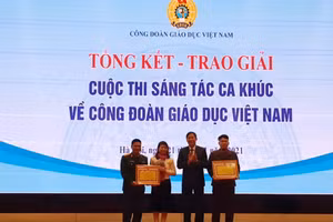 Ông Vũ Minh Đức- Chủ tịch Công đoàn Giáo dục Việt Nam trao Bằng khen cho các tác giải đoạt giải Nhất