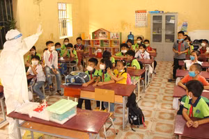 Gần 1.800 học sinh xã Cẩm Đông, huyện Cẩm Giàng tạm thời dừng đến trường. Ảnh: Đ.Tùy