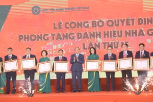 Chủ tịch nước Nguyễn Xuân Phúc trao tặng danh hiệu Nhà giáo ưu tú cho cán bộ, giảng viên Học viện Nông nghiệp Việt Nam.