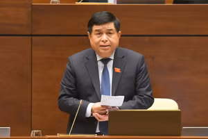 Bộ trưởng Bộ Kế hoạch và Đầu tư Nguyễn Chí Dũng phát biểu giải trình, làm rõ một số vấn đề đại biểu Quốc hội nêu.