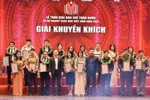 Tổng Biên tập Báo Giáo dục và Thời đại Triệu Ngọc Lâm trao giải Khuyến khích cho các tác giả