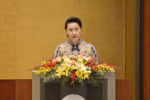 Chủ tịch Quốc hội Nguyễn Thị Kim Ngân báo cáo về công tác nhiệm kỳ Khóa XIV của Quốc hội tại Phiên khai mạc - sáng 24/3.