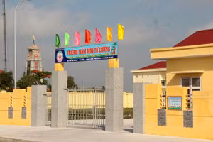 Học sinh Trường Mầm non Tứ Cường được nghỉ học để chuyển bàn ghế, đồ dùng, đồ chơi... về địa điểm cũ, dành địa điểm mới sử dụng làm khu cách ly tập trung. Ảnh: Đ.Tùy