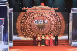 Chủ tịch Quốc hội Nguyễn Thị Kim Ngân và Trưởng Ban Tuyên giáo Trung ương Võ Văn Thưởng trao giải A cho các tác giả