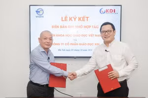 GS.TS Lê Anh Vinh - Phó Viện trưởng phụ trách Viện khoa học giáo dục Việt Nam (bên phải) và ông Đặng Anh Mai - Chủ tịch kiêm Tổng Giám đốc KDI Education ký kết biên bản ghi nhớ.