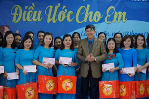 Thăm và tặng quà động viên các thầy, cô giáo và các em học sinh huyện Thanh Chương - Nghệ An, huyện Cẩm Xuyên, Thạch Hà- Hà Tĩnh.
