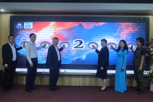 Các đại biểu khai trương tham quan triển lãm trực tuyến trên màn hình.