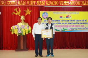 Giám đốc Sở GD&ĐT Nghệ An ông Thái Văn Thành trao thưởng cho em Đậu Huy Minh