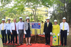 PGS.TS Phạm Tiết Khánh (áo comple đen) và nguyên Chủ tịch UBND tỉnh Trà Vinh Trần Hoàng Kim (thứ 3 từ trái sang), và các thầy cô có công gây dựng TVU