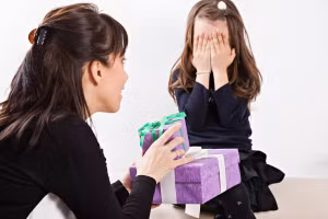 Việc nuông chiều quá mức có thể gây hại cho sự phát triển của trẻ vì nó khiến trẻ trở nên phụ thuộc quá nhiều vào cha mẹ. (Ảnh: ITN).