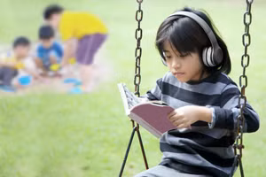 Mọi người thường lo lắng rằng, một đứa trẻ dành thời gian một mình và không nói về cảm xúc sẽ bị tổn thương về mặt tình cảm, chẳng hạn như trầm cảm. (Ảnh: ITN).