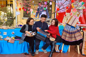 CLB Thêu dân tộc trường PTDT Nội trú THCS&THPT Bắc Hà cùng một số sản phẩm trưng bày tại Hội xuân 2023