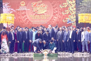 Chủ tịch nước thả cá chép tiễn ông Công, ông Táo trong Hoàng thành Thăng Long