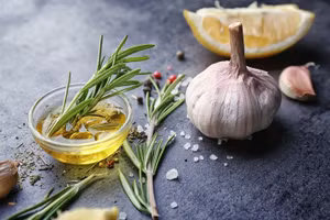 Tỏi có tính nóng, cay và hăng, dùng tốt nhất cho các chứng khí trệ, bế tắc. (Ảnh: ITN).