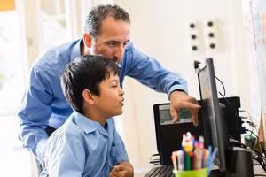 Vì trẻ ở độ tuổi đi học bắt đầu hoạt động trên không gian mạng một cách độc lập nên có nhiều rủi ro về an toàn đối với chúng hơn là đối với trẻ nhỏ. (Ảnh: ITN). 