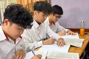 Học sinh tích cực ôn luyện trước kì thi tốt nghiệp THPT