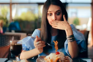 Khi thức ăn không được nhai đúng cách, bạn có thể gặp các vấn đề về tiêu hóa. (Ảnh: ITN)