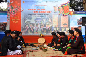 Liền anh, liền chị hát quan họ trong chương trình trải nghiệm Tết Việt vùng Kinh Bắc. Qua những làn điệu quan họ, du khách như hiểu rõ hơn về giai điệu, ca từ, trang phục đến lề lối, lễ nghĩa của quan họ Bắc Ninh. 