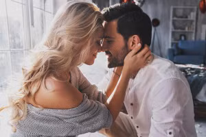 Đàn ông yêu phụ nữ theo cách riêng của họ. (Ảnh: ITN)