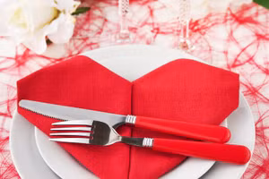 5 cách gấp khăn trang trí bàn ăn đẹp như khách sạn 5 sao