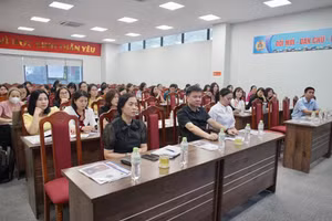 Buổi hội thảo có sự tham gia của toàn thể thầy cô giáo Trường THCS Chu Văn An