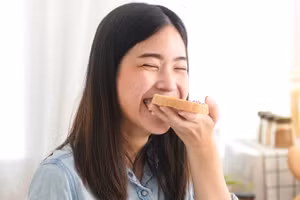 Bánh mì là nguồn cung cấp folate, chất xơ, sắt, vitamin B dồi dào. (Ảnh: ITN)