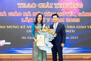 Cô giáo Ngô Thị Bích Thủy - Bí thư Chi bộ, Hiệu trưởng trường Tiểu học Dịch Vọng A (Cầu Giấy) nhận giải thưởng “Nhà giáo Hà Nội tâm huyết sáng tạo” năm 2023