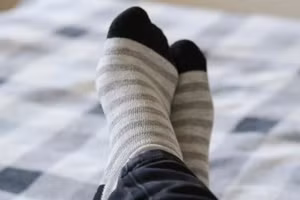 Có rất nhiều lợi ích khi đi tất khi ngủ. (Ảnh: ITN)