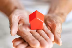 Hầu hết cha mẹ từ xưa đến nay đều muốn để lại tài sản cho con cái và dành cả đời để cố gắng xây dựng di sản đó. (Ảnh: ITN).