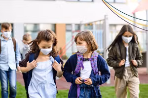 Những lo ngại về an toàn là một trong những lý do khiến việc đi bộ và đi xe đạp đến trường của trẻ giảm mạnh trong những thập kỷ qua. (Ảnh: ITN). 