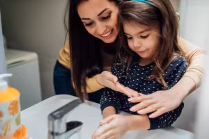 Vệ sinh cá nhân là một cách để bảo vệ trẻ khỏi các vi trùng có hại ảnh hưởng đến cơ thể. (Ảnh: ITN)