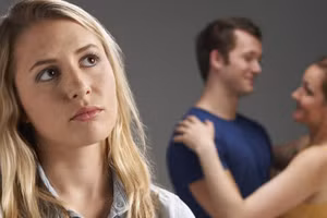 Khi bạn phải trải qua chấn thương tình cảm, việc cần làm ngay là cư xử nhẹ nhàng với chính mình. (Ảnh: ITN) 