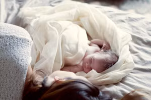  Các chuyên gia và nghiên cứu không khuyến khích việc cha mẹ và con cái ngủ chung giường. (Ảnh: ITN)