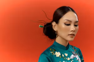 'Quý cô tuổi Mão' Mai Phương đẹp nền nã với áo dài Xuân