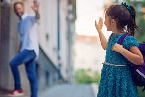 Khi trẻ bắt đầu muốn đi chơi một mình, cha mẹ sẽ nảy sinh nỗi sợ hãi và bất an không biết nên quyết định ra sao. (Ảnh: ITN)