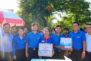 Anh Nguyễn Minh Triết, Bí thư Trung ương Đoàn, Chủ tịch Hội Sinh viên Việt Nam thăm sinh viên tình nguyện tại Thừa Thiên Huế. 