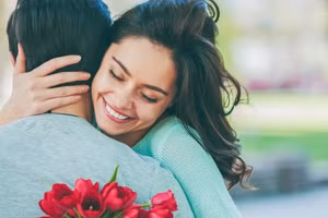  Khi một người đàn ông đang yêu, anh ấy đặt nhu cầu của người yêu lên trước nhu cầu của mình. (Ảnh: ITN).