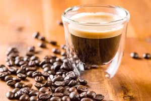 Sử dụng cà phê vượt quá mức cho phép có thể gây mất ngủ, hồi hộp, bồn chồn, buồn nôn,... (Ảnh: ITN)