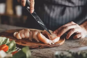  Các loại thịt gia cầm sống và nấu chưa chín kỹ như thịt gà, vịt, gà tây có nguy cơ gây ngộ độc thực phẩm cao. (Ảnh: ITN).