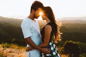  Thực hiện nhiều hành động yêu thương hơn thực sự khiến bạn cảm thấy được yêu nhiều hơn. (Ảnh: ITN).