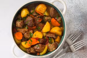 Nấu thịt trong rượu sẽ làm tăng hương vị của món hầm. (Ảnh: ITN).