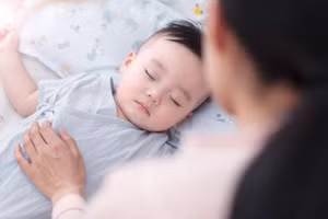 Việc cho trẻ ngủ chung tưởng tốt hóa ra lại hại cả bố mẹ lẫn con. (Ảnh: ITN)