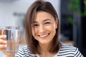 Trong một thế giới tràn ngập những “mốt” chăm sóc sức khỏe thời thượng, chúng ta dễ dàng bỏ qua những thứ cơ bản như nước. (Ảnh: ITN) 