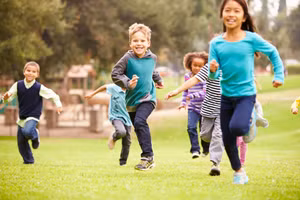 Khuyến khích con có một chế độ ăn uống cân bằng và tham gia vào các hoạt động thể chất sẽ giúp chúng đi đúng hướng để có được sức khỏe toàn diện. (Ảnh: ITN).