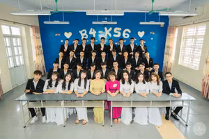 Cô Thuỷ (áo hồng) cùng học sinh Trường THPT Đông Triều.