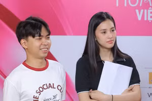 Minh Dự và Tiểu Vy ở hậu trường tập luyện 