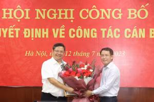 Phó Chủ tịch UBND thành phố Hà Nội Nguyễn Trọng Đông trao quyết định, tặng hoa chúc mừng ông Nguyễn Anh Quân.